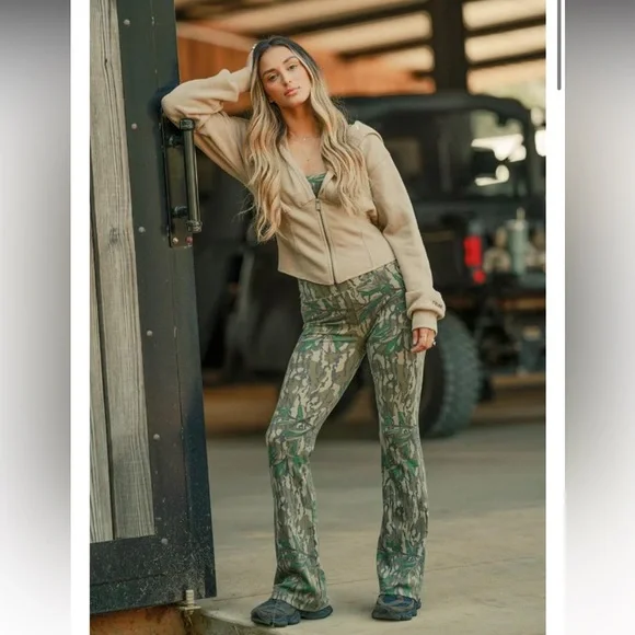 NWOT Tribe Kelley Ribbed Flare Leggings - Greenleaf Mossy Oak | M - Picture 1 of 9
